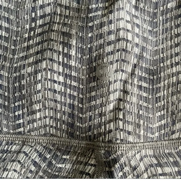 Lululemon Wunder Under Crop (Hi-Rise) *21” size: 4 - Picture 6 of 7